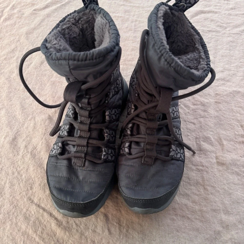Nike Roshe Run Hi SneakerBoot 6 Grey Quilted Faux Fur Winter Boots 615968-200